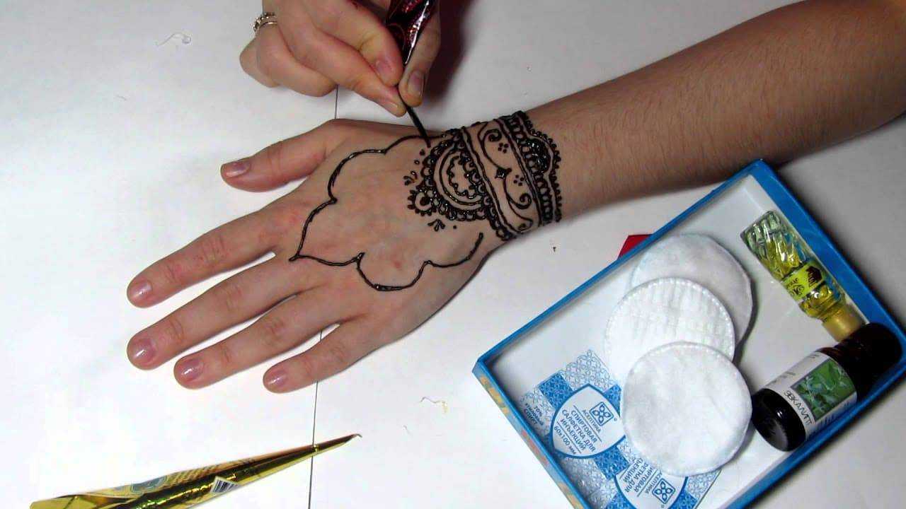 Среди легких рисунков для татуировок ручкой можно выделить: мини-татушки в минималистичном стиле, контуры и силуэты животных, а также цветы и узоры