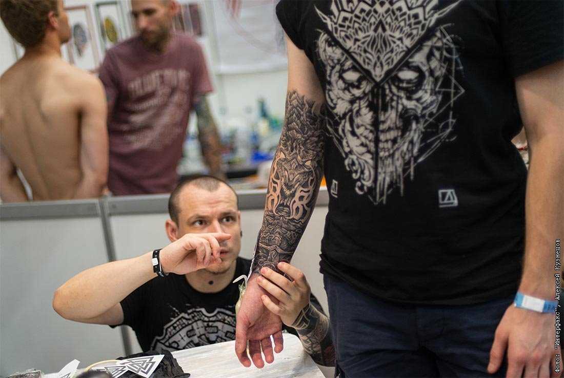 В рейтинге лучших тату салонов Москвы студии, у которых положителные отзывы, широкий спект услуг и профессиональные тату мастера