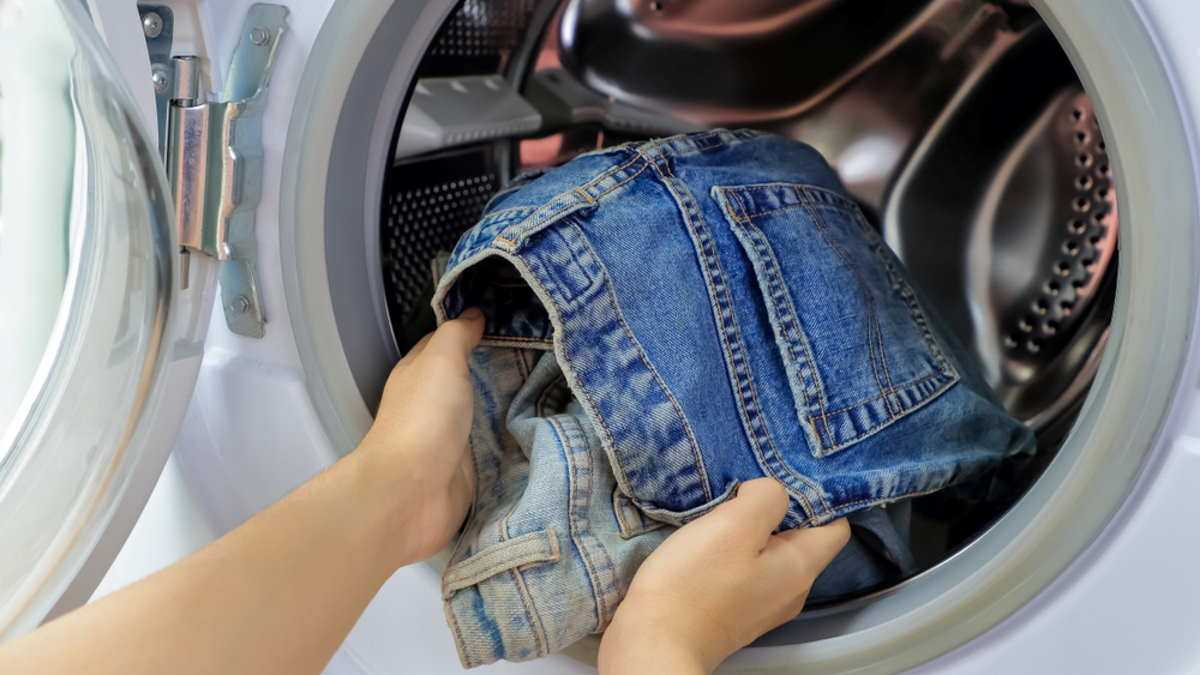 Как растянуть джинсы, если они сели после стирки