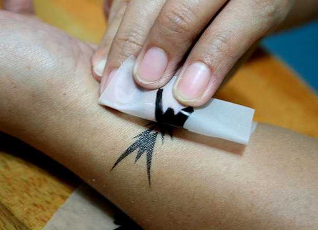 Татуировки временные. как сделать в домашних условиях: гелевой ручкой, хной, краской, наклейки, цветные и черно-белые, карандашом для глаз, маркером, при помощи трафарета
