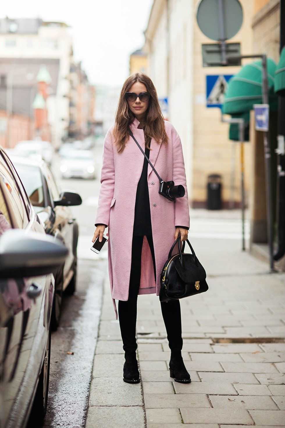 Розовое пальто – хит нескольких последних сезонов С каждым годом все больше дизайнеров используют его при создании коллекций верхней одежды Этот цвет имеет много оттенков и является достаточно универсальным, поэтому особых сложностей с подбором обуви у ва