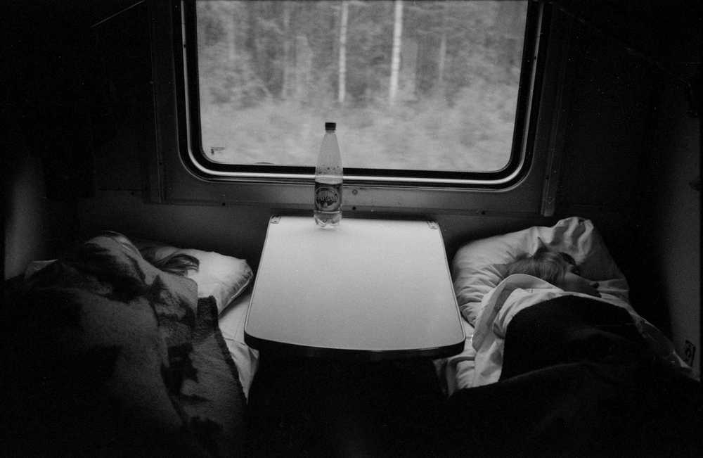 Сон ехать на поезде к чему снится. Сон в поезде. Спокойной ночи в поезде. Вагон поезда ночью. Ночной сон в поезде.