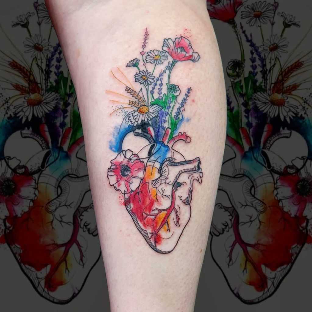Самые модные татуировки на ноге создаются в технике минимализма, реализма, лайнворка или акварели Также значение имеет размер тату