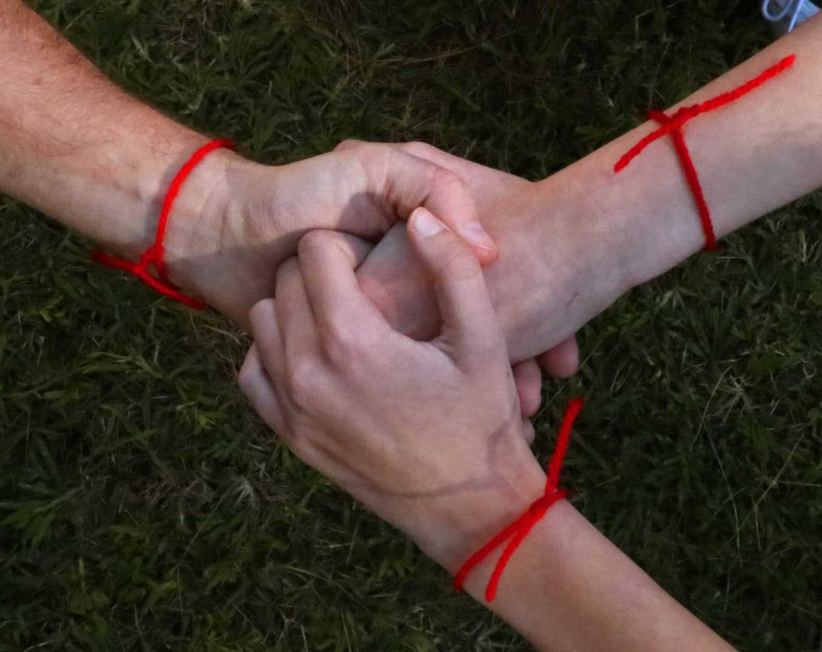 Красная нить на запястье со знаком бесконечности что означает