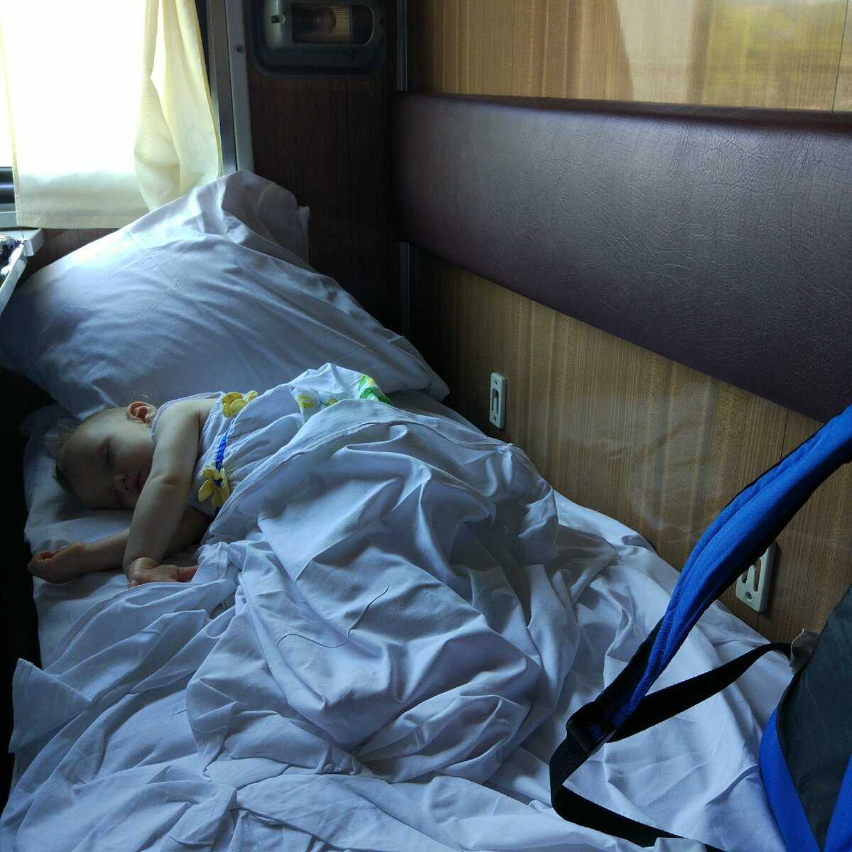 В чем спать в поезде. Сон в поезде. Спящие в поезде.