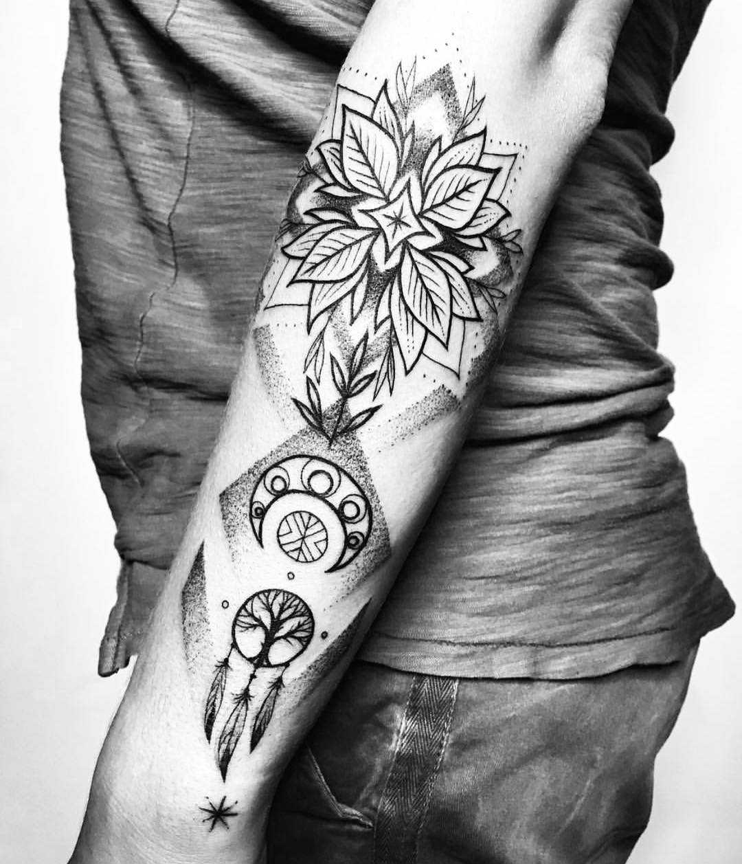 Значения тату с цветами: для девушек, на руке, ноге, бедре, плече, спине, белых, черных, в цвете. эскизы + 130 фото