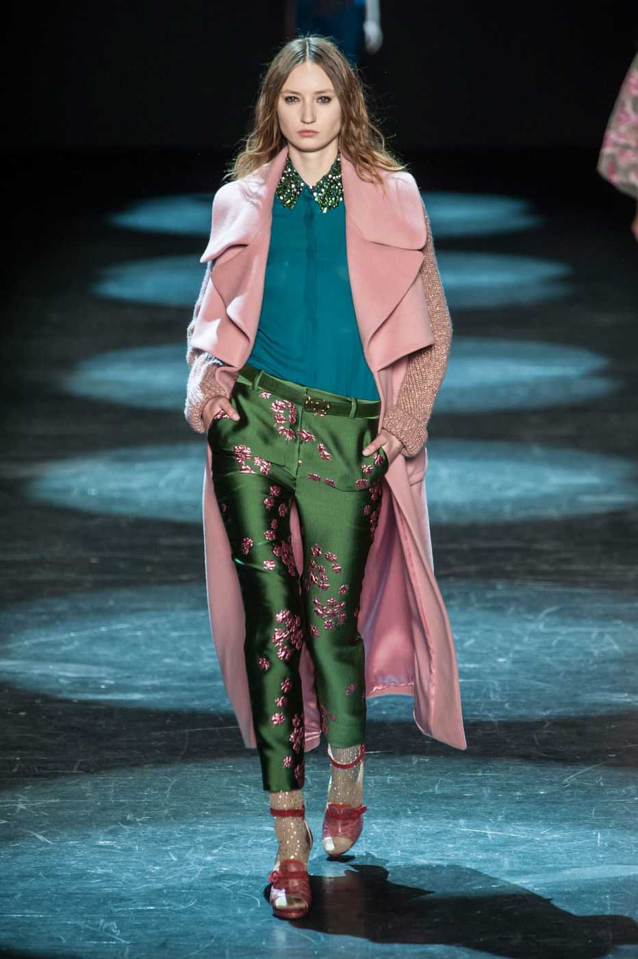 Женские брюки на осень 2022 года: модные тенденции, основные тренды и новинки с фото