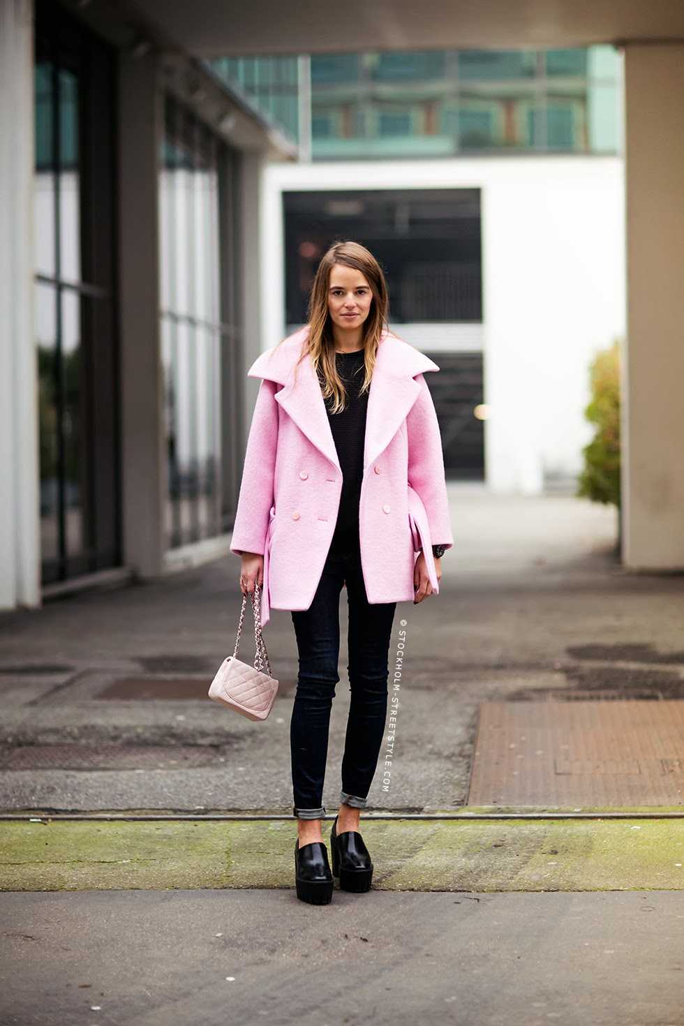 Розовое пальто модное и яркое с капюшоном, стеганое светлое в клетку, образы с бледной короткой верхней одеждой в цветок на осень