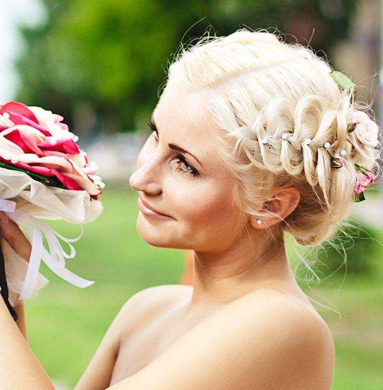 Свадебные прически на средние волосы: с фатой и без, с челкой, распущенные, собранные (фото)