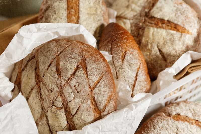 К чему снится хлеб: белый, черный, свежий, горячий, много, с плесенью, в магазине, покупать, резать, есть, просить, угощать, печь