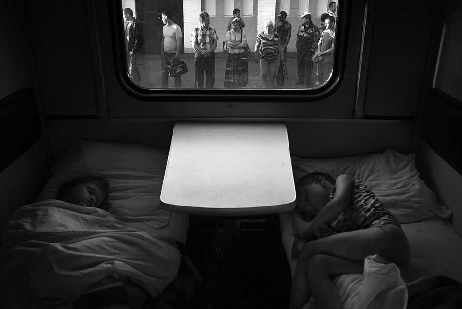 Поезд ночь спать. Сон в поезде. Спящий человек в поезде.