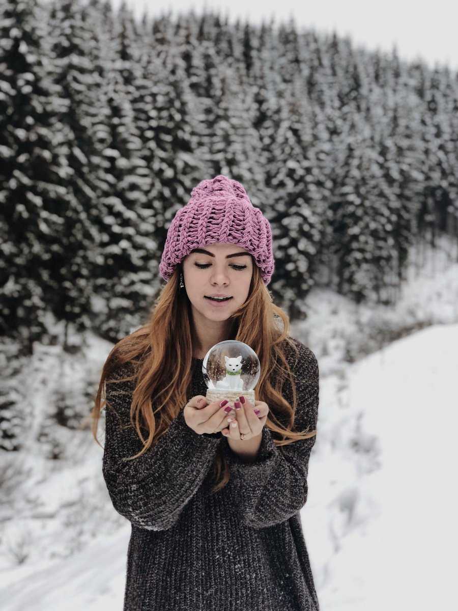 Зимняя фотосессия на улице подарит вам сказочные незабываемые снимки, наполненные нежностью и волшебством Удивительной красоты снежный фон позволит реализовать самые необычные творческие фантазии модели и фотографа