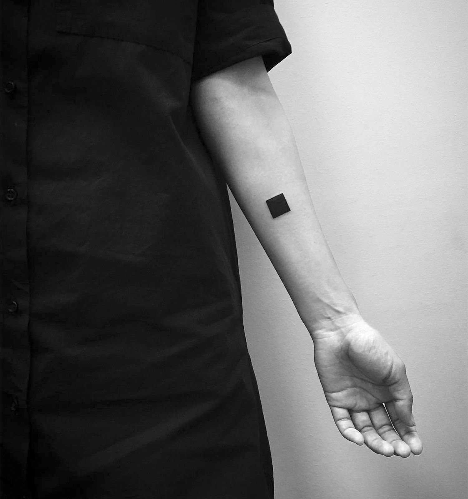 32+ [фото] маленькие татуировки для мужчин (и что они означают)