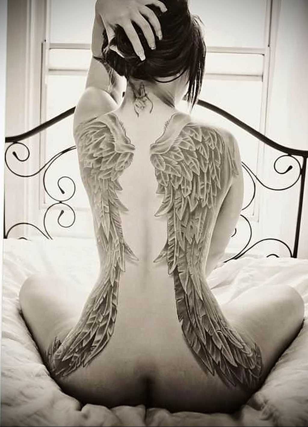Татуировки крыльев на спине, на плечах, очень распространенные среди современной молодежи Обладать ей достойна не каждая девушка, - необходимо осознавать смысл нательной живописи, поднявшись над предрассудками и предубеждениями